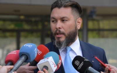 L'advocat Jorge Albertini, atenent a la premsa/ Roger Benet